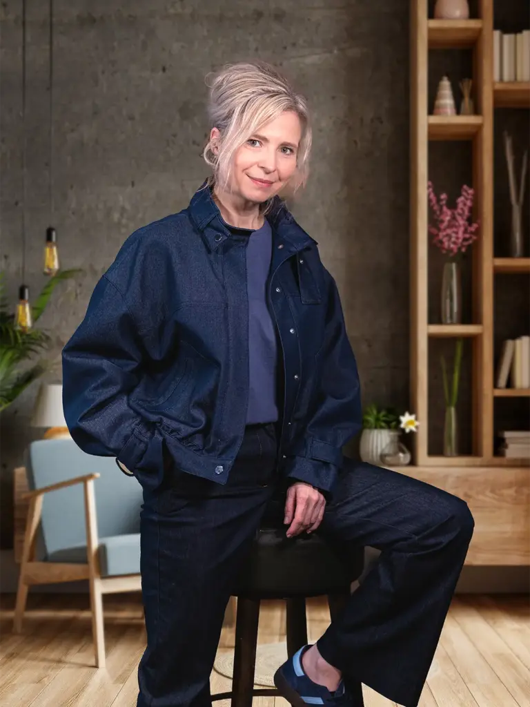 Claudia Knippel von Steuerung-N Business Coaching sitzt auf einem Hocker.